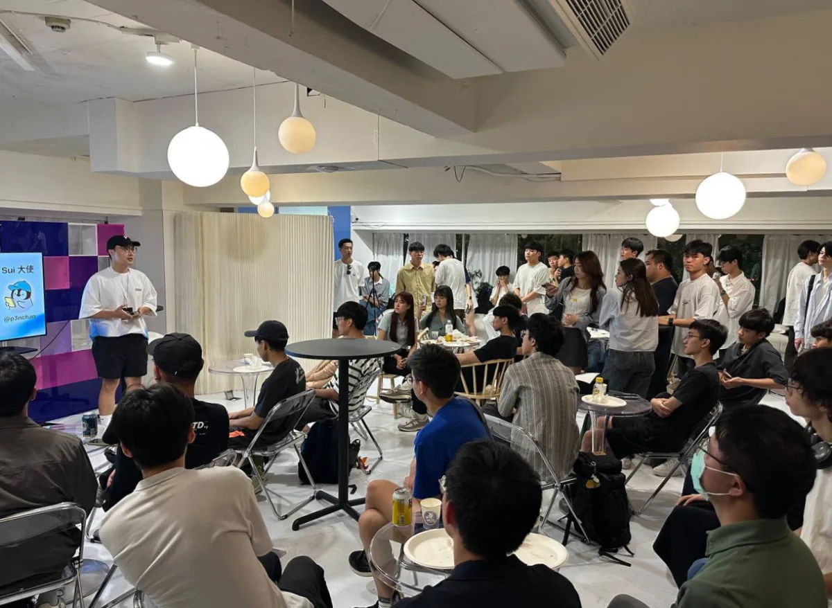 Penchan 在室內活動現場向學生分享 Sui 與 AI 經驗，聽眾坐滿座位。