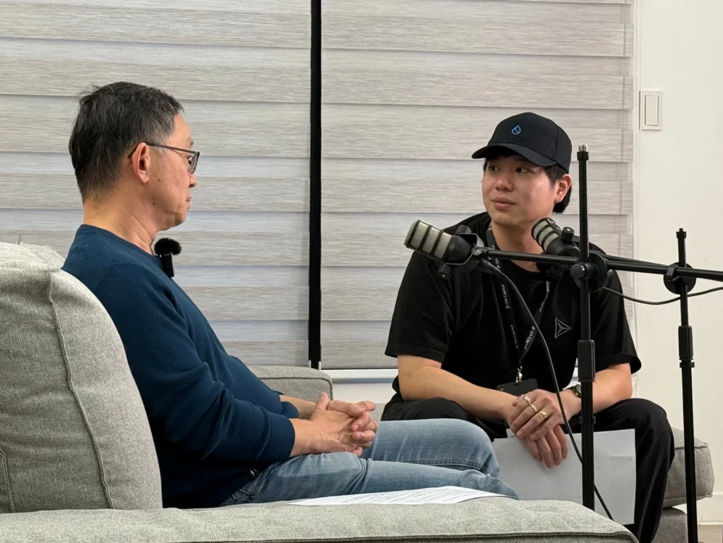 Evan（左）在訪談過程中與 DA Capital CEO 周子鈞大談自己的創業與團隊領導心路歷程，為年輕企業家與開發者提供了創業的新思維