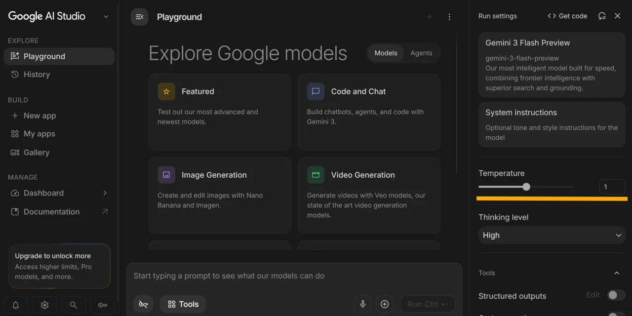 Google AI Studio Playground:右側 Run settings 可調 Temperature、Thinking level 與工具